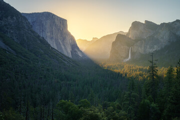 sunrise at the tunnel view in yosemite nationalpark, california, usa