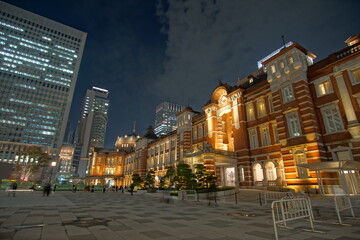 Naklejka premium Beautiful night view in the big city, Tokyo station, Japan.