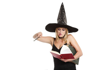 jeune et jolie femme blonde souriante déguisée en sorcière d'Halloween sexy avec un chapeau...