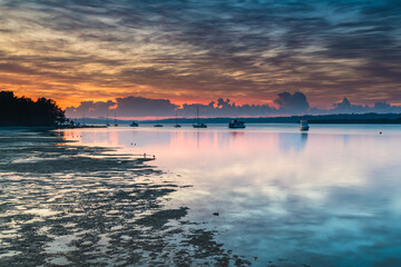 Obraz premium Sunrise Waterscape with High Cloud and Boats