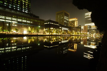 Fototapeta na wymiar Beautiful night view and reflection in the big city, Tokyo, Japan.
