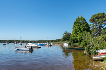 Obraz premium LACANAU (Gironde, France), le lac au village du Moutchic