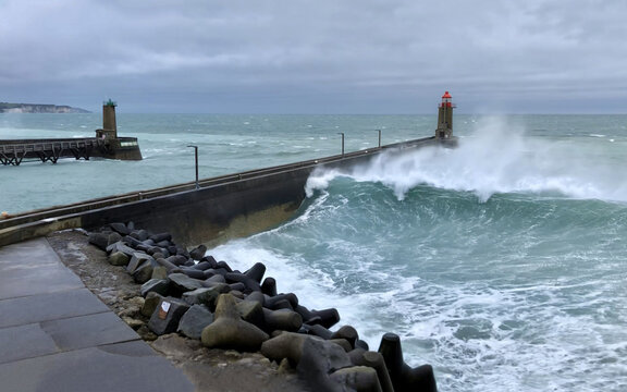 Vagues gigantesques s'abattant sur les phares de F&eacute;camp lors d'une temp&ecirc;te