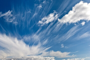 Zerzauste Cirruswolken vor blauem Himmelshintergrund