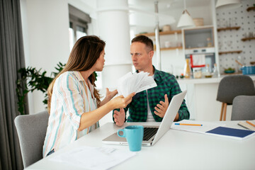 Obraz premium Husband and wife preparing bills to pay. Young couple having financial problems..