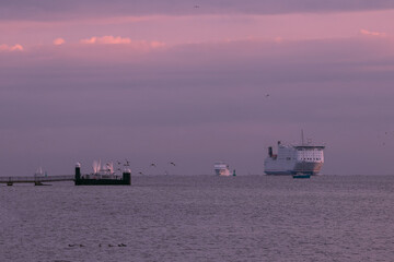 Anleger Falckenstein und Kreuzfahrtschiff  auf der KIeler Förde