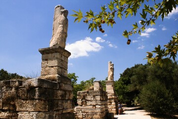 Obraz premium Greece, Athens, July 27 2020 - Statues at the ancient Agora archaeological site.