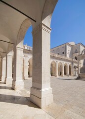 Obraz premium arches of the abbey of st benedict in monte cassino, italy