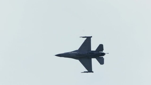 F-16C jest doing maneuvers at air show in Gdynia