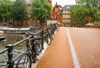 Fototapeta na wymiar amsterdam canal with bikes