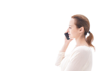 スマホで通話をする笑顔の若い女性