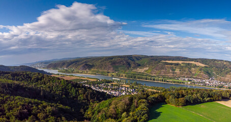 Obraz premium A hike along the Rhine with a view in late summer