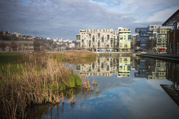 Fototapeta premium quartier confluence à Lyon: un quartier moderne avec une nature présente
