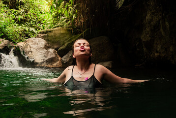 Mujer nadando en rio aguas termales de santa rosa risaralda san vicente colombia beso al aire