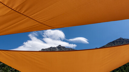 Fototapeta na wymiar the clouds between the sheets