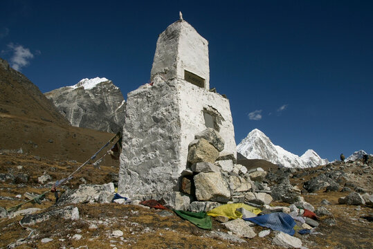 monumento a los monta&ntilde;eros muertos.Sagarmatha National Park, Khumbu Himal, Nepal, Asia.