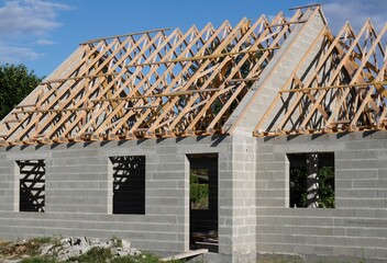Rohbau eines Hauses mit Bau des Dachstuhls