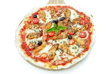 pizza au poulet et tomates cerises sur un fond blanc