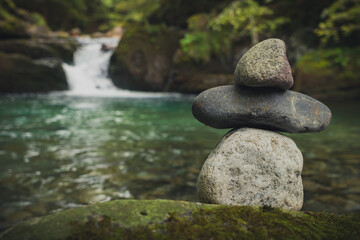 río con rocas de montaña