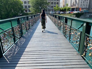 Brück in Zürich in der Schweiz am Fluss Limit mit einer Frau im Sommer Kleid  - 374363912