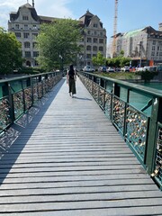 Brück in Zürich in der Schweiz am Fluss Limit mit einer Frau im Sommer Kleid  - 374363922