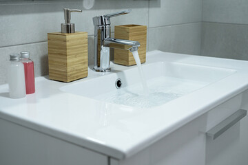 Pequeño cuarto de baño moderno decorado para alquiler turístico