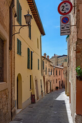 Verlassene Straße in der Altstadt von Montepulciano in der Toskana in Italien 