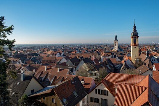 Blick &uuml;ber die Stadt Schriesheim in Baden-W&uuml;rttemberg, Deutschland 