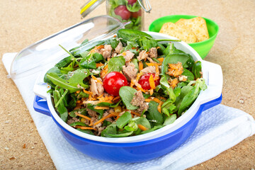 Tuna salad with arugula and tomatoes