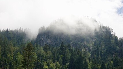 Wandern im Hochgebirge über den Wolken, Alpenwanderung in Österreich