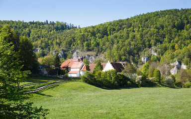 Ausblick auf St. Georgs-Kapelle bei Thiergarten im Oberen Donautal (Landkreis Sigmaringen)