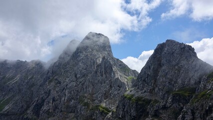 Fototapeta premium Wandern im Hochgebirge über den Wolken, Alpenwanderung in Österreich
