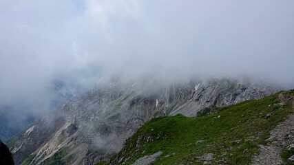 Wandern im Hochgebirge über den Wolken, Alpenwanderung in Österreich