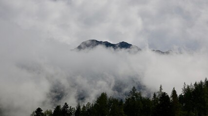 Wandern im Hochgebirge über den Wolken, Alpenwanderung in Österreich