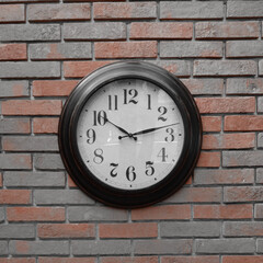 Fototapeta na wymiar reloj vintage en pared de ladrillo rojo