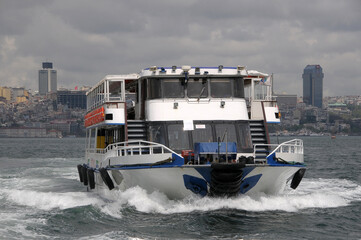 Naklejka premium transbordador navegando por el Bósforo en Estambul, Turquía