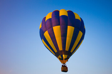 Fototapeta premium Big balloon flies against the sky