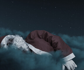Ermüdeter Weihnachtsmann schläft auf Wolken gebettet in der Nacht ein
