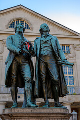 Obraz premium Weimar, Thuringia, Germany: monument of Goethe and Schiller