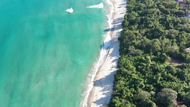 Imagem a&eacute;rea de linda praia em Ubatuba, litoral Norte de S&atilde;o Paulo. Orla da praia, mar. natureza vista por cima.  Para&iacute;so tropical. 