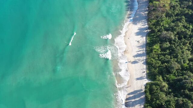 Imagem a&eacute;rea de linda praia em Ubatuba, litoral Norte de S&atilde;o Paulo. Orla da praia, mar. natureza vista por cima.  Para&iacute;so tropical. 