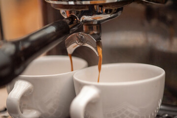 Café cayendo a chorro desde la cafetera