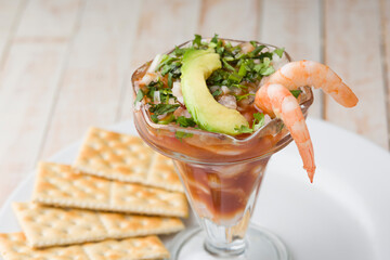 Coctel de camarón con aguacate