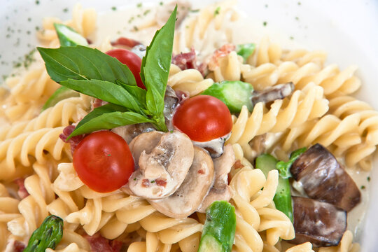 Ensalada de pasta italiana con champi&ntilde;ones
