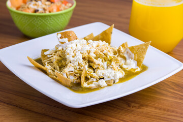 Chilaquiles verdes con fruta y jugo