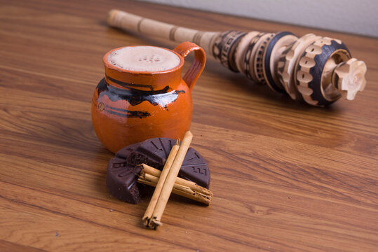 Taza de barro con chocolate caliente