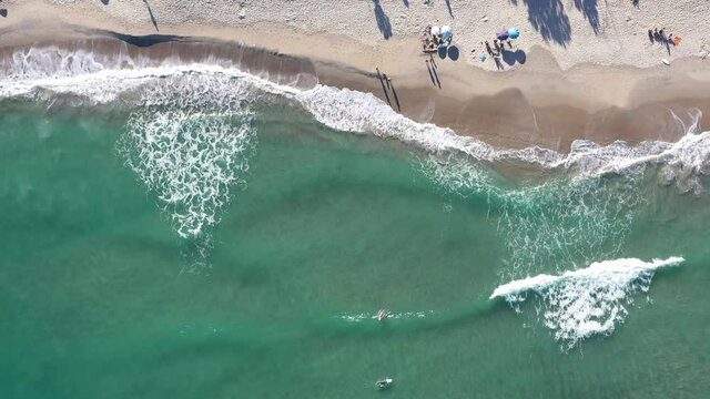 Imagem a&eacute;rea de linda praia em Ubatuba, litoral Norte de S&atilde;o Paulo. Orla da praia, mar. natureza vista por cima.  Para&iacute;so tropical. 