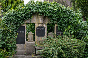 Großes altes Familiengrab
