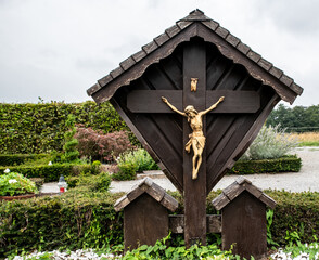 Großes Überdachtes Holzkreuz mit Kreuzigung 