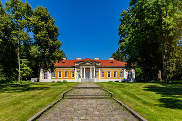 Naklejka premium A beautiful and picturesque palace in Samchiky. Travel by Ukraine..